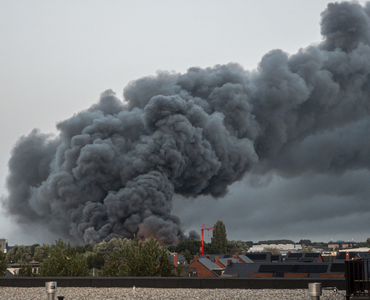 908950 Gezicht op de grote brand in het bedrijfsverzamelgebouw Strijkviertel 35 te De Meern (gemeente Utrecht), vanuit ...